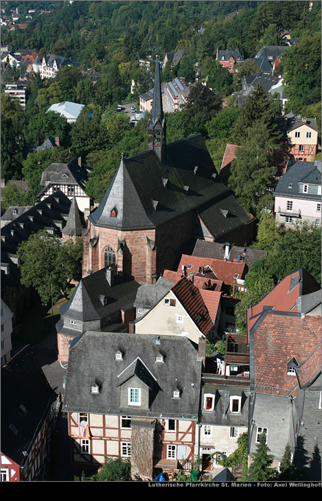 Blick von Turm der Lutherischen Pfarrkirche auf die Kugelkirche